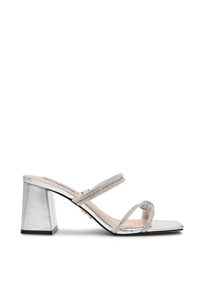 Steve Madden صندل كاتلين سيلفر النسائي بكعب عالٍ