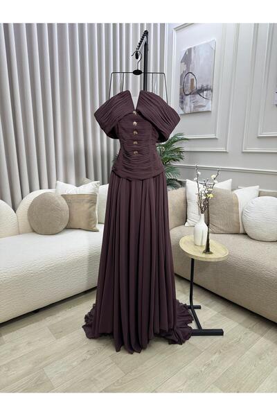 DUBAİ An elegant evening dress that combines luxury and softness in a sophist...