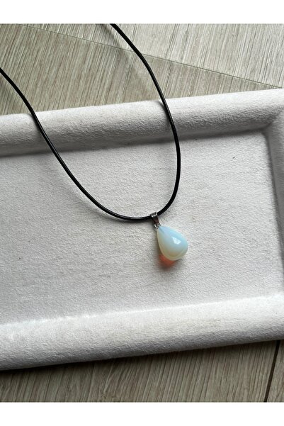 Pel Design قلادة من حجر الأوبال الداملا مع خيط جلدي أسود مصنوعة يدويًا