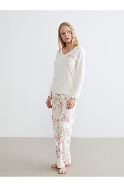 LC Waikiki طقم بيجامة نسائية بياقة على شكل حرف V مزينة بالزهور