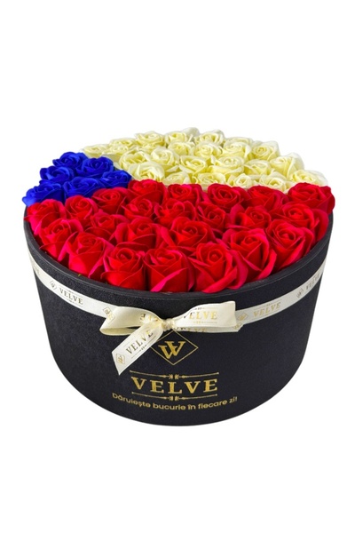 velve Aranjament floral Country, in cutie rotunda cu 55 trandafiri din sapun,...