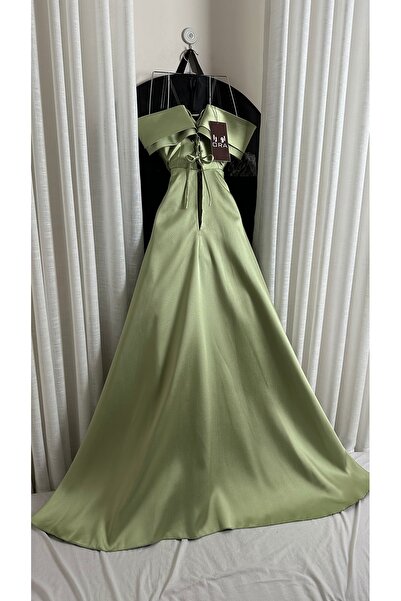 Ora An apple-green dress with a beaded Mikado train