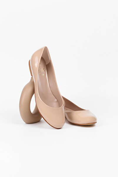 Extra Shoes İstanbul حذاء باليه نسائي من الجلد اللامع باللون البيج، حذاء بالي...