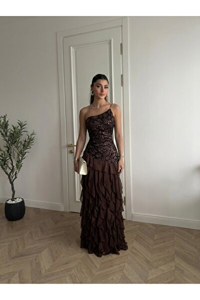 DUBAİ An elegant brown dress, featuring a sophisticated design that highlight...