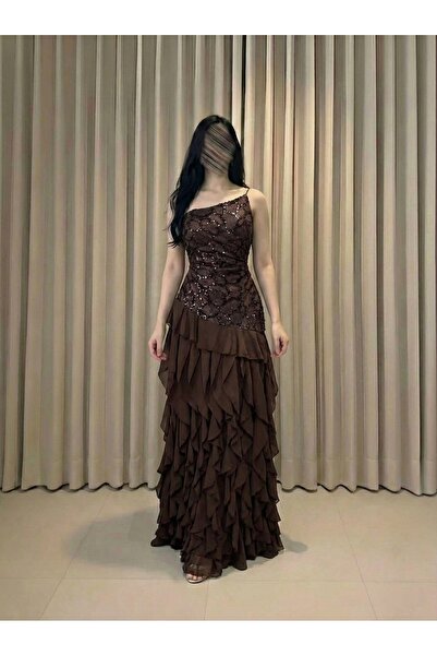 DUBAİ An elegant brown dress with a sophisticated design that highlights clas...