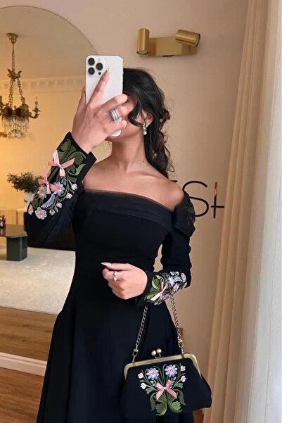 lamsuh harir Lara's dress