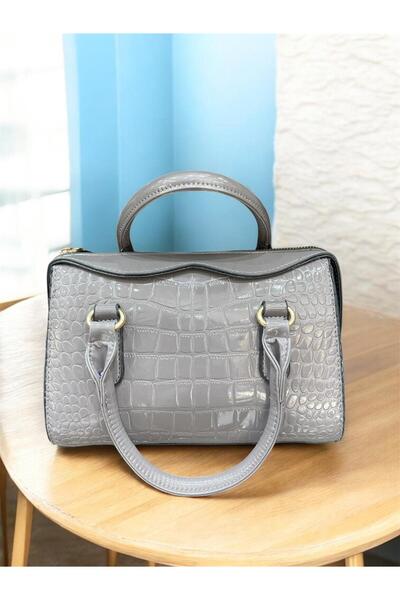 CHT A stylish and luxurious women's shoulder bag with its accessories