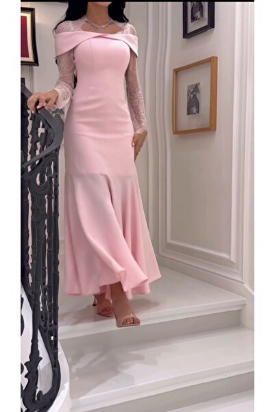 Azyaa Al-Amira فستان سهرة وردي ناعم بأكمام دانتيل وتصميم "أوف شولدر" راقي