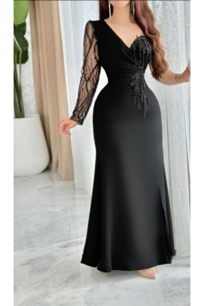 ZAHRA A long black evening dress with a touch of sophisticated luxury