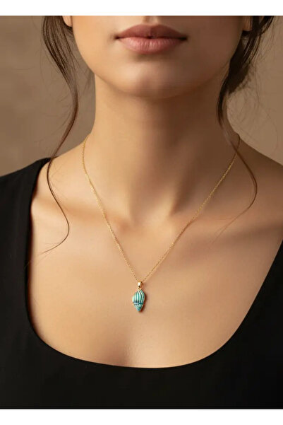 BİJU YILMAZ قلادة من الفولاذ الذهبي بتصميم صدفة البحر الفيروزية - 25-clkk163