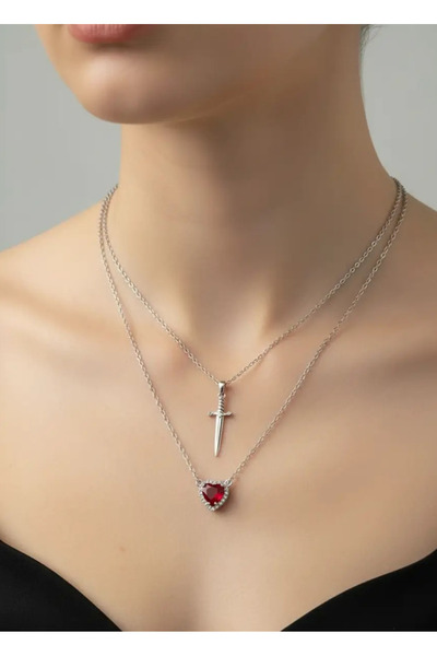 BİJU YILMAZ قلادة سيف فضية من الفولاذ على شكل قلبين أحمرين - 25-clkk109