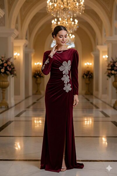 NARCISSUS FASHION Long burgundy velvet evening dress with a side slit and cry...
