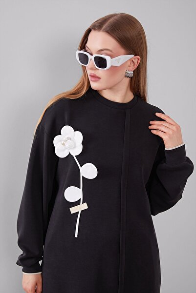 Levidor بلوزة سوداء بتفاصيل وردة ثلاثية الأبعاد