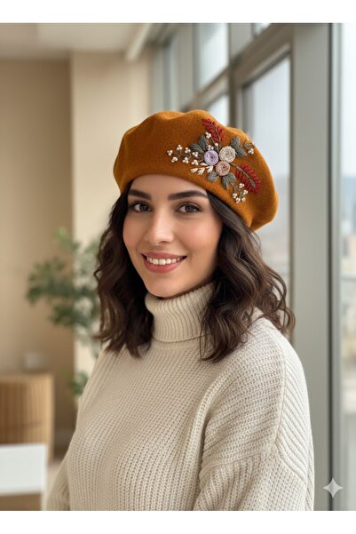 El Emeği Atölye Arakne Nakışlı Çiçek Desenli Hardal Keçe Ressam Bere