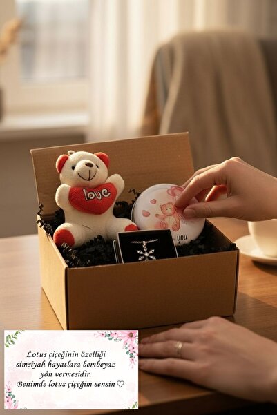 Lapidaria Sevgiliye Özel Hediye Seti | Ayıcık, Çelik Lotus Kolye ve Metal Kut...