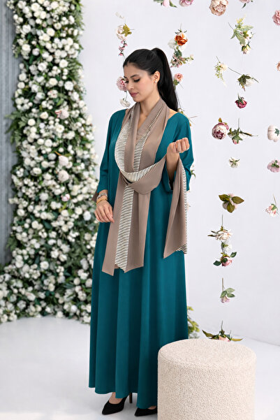 Al Afnan Boutique An elegant jalabiya made of silk crepe fabric in a distinct...