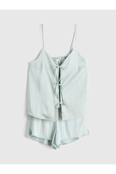 LC Waikiki Πράσινο σετ γυναικείας πιτζάμας με λουράκια και σορτς με λαιμόκοψη...