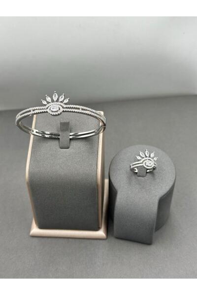 Treasures A jewelry set consisting of a bracelet and a ring