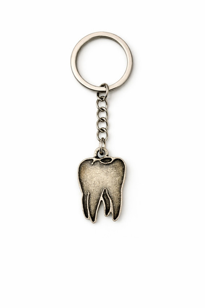 HER ŞEY NOTA www.herseynota.com Breloc din metal unisex de culoare argintie c...