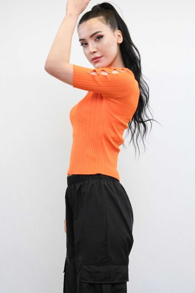 İbrahim Burak Etiler Collection بلوزة تريكو بأكمام مخططة باللون البرتقالي