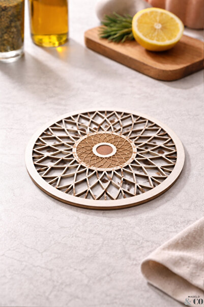 MADELOANDCO قاعدة أكواب خشبية مقطوعة بالليزر بنمط هندسي / واقي للطاولة والكون...