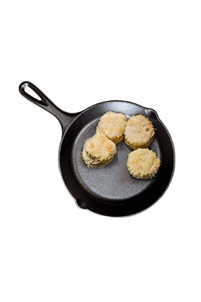 Lodge مقلاة دائرية سوداء من الحديد الزهر غير لاصقة، متبلة مسبقاً