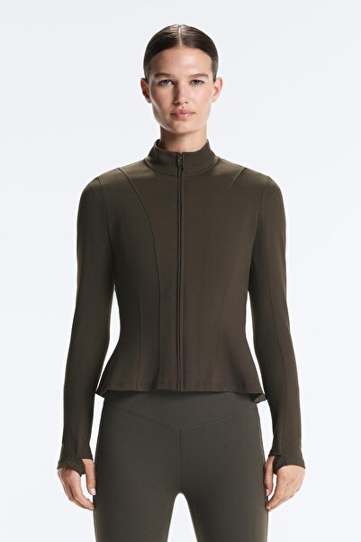 Oysho جاكيت تقني بتصميم بيبلوم من إيفر موف