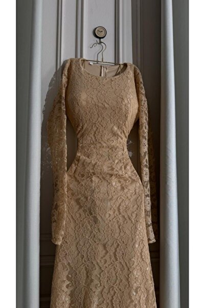 Azyaa Al-Amira فستان دانتيل ناعم طويل باللون اللحمي (Nude) – إطلالة ملكية للم...
