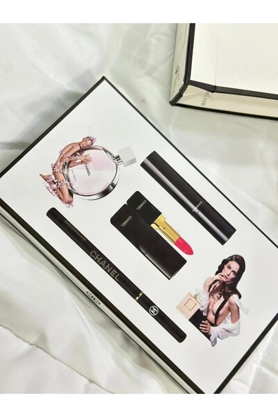 Chanelina A small makeup set including foundation, eyeshadow, mascara, lipsti...