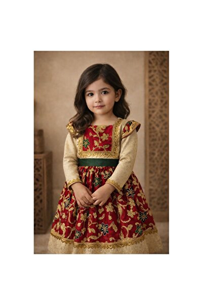 La reina petite A luxurious folk dress with gold details