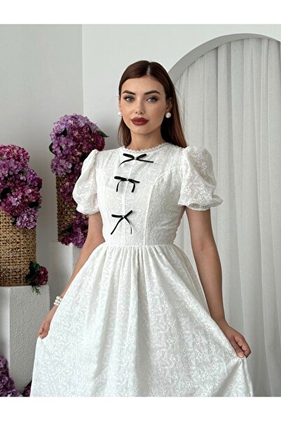 Dilek Vardar Rochie albă cu detalii de fundă