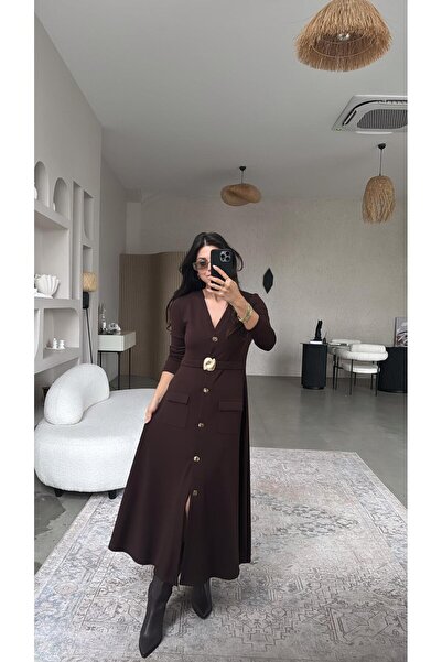 Buket Teke فستان طويل بني اللون بياقة على شكل حرف V مع إكسسوارات ذهبية