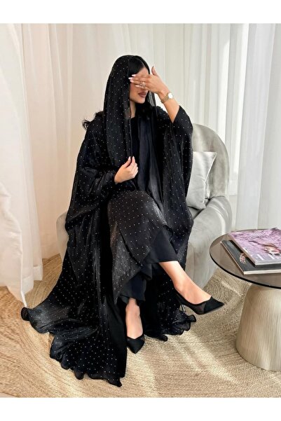 Noon Noora طقم من قطعتين: عباءة مرصعة بأحجار الراين، جاكيت، وغطاء رأس.