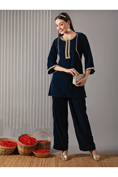 Globus By Styli طقم نسائي من الكورتا المخملية باللون الأزرق الداكن برقبة دائر...