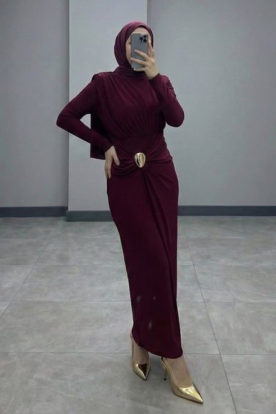 InStyle Φόρεμα μπορντό με λεπτομέρεια καρφίτσας και σούρες, με υφή άμμου