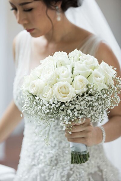 Melonİst Cipso Detaylı Beyaz Gül Gelin Buketi – Zarif ve Romantik Tasarım