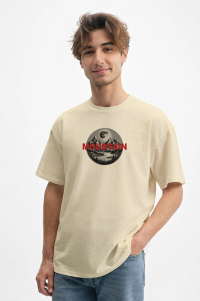 caddekombin تي شيرت رجالي من القطن باللون البيج بتصميم القمر والجبال 100%