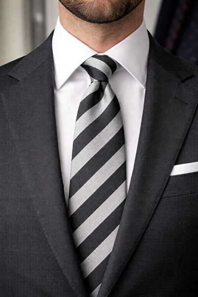 HER ŞEY NOTA www.herseynota.com Cravată pentru bărbați, neagră, cu dungi argi...