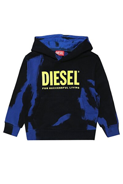 Diesel snork peste o jachetă cu glugă