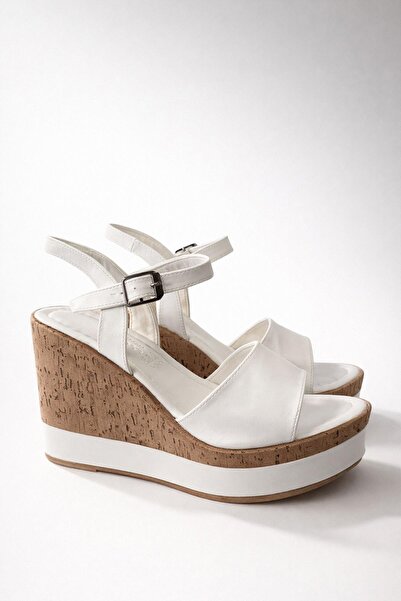 Preshley Women's Livirpul White Skin Single Strap Padded Sole Shoes K-520