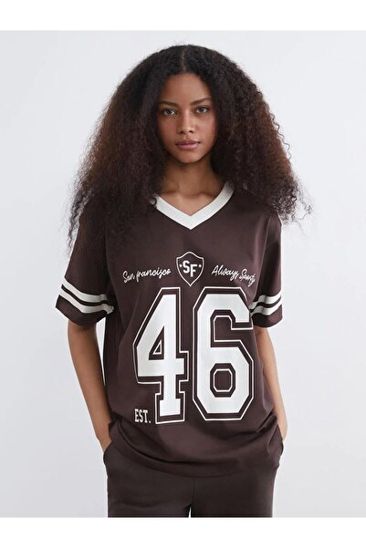 LC Waikiki Γυναικείο μπλουζάκι με λαιμόκοψη V της plus-store, κατασκευασμένο ...