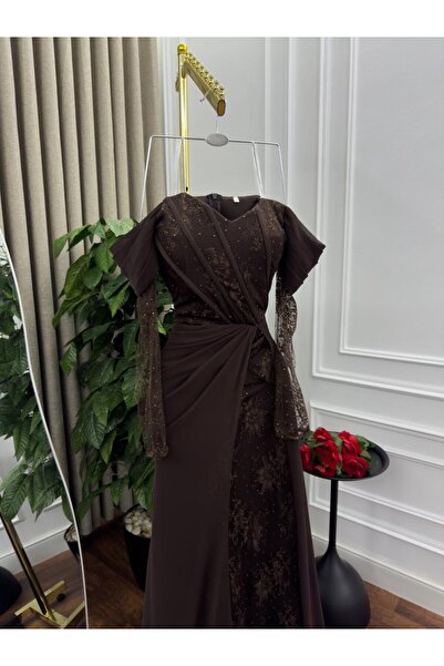 Model Leyna Anoud's dress