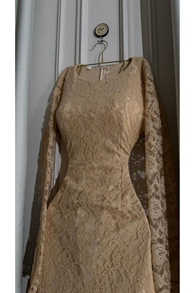 Model Leyna Jasmine's dress