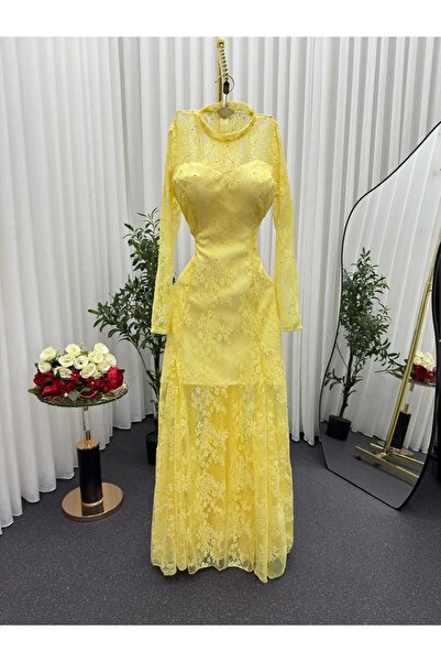 Model Leyna Lareen dress