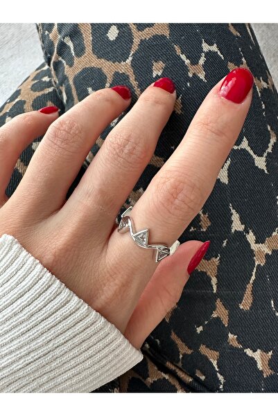 ringbox خاتم فضي اللون على شكل مثلث مرصع بالأحجار