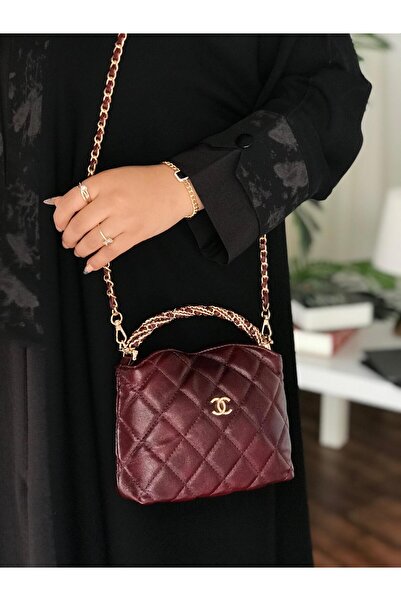 Generic A distinctive and attractive burgundy handbag