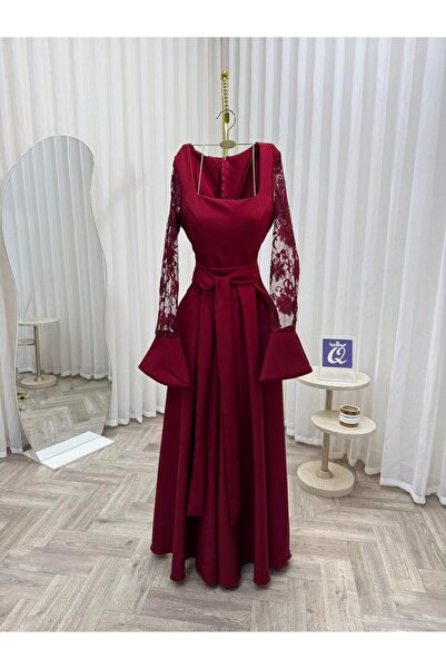 Model Leyna Lara's velvet dress