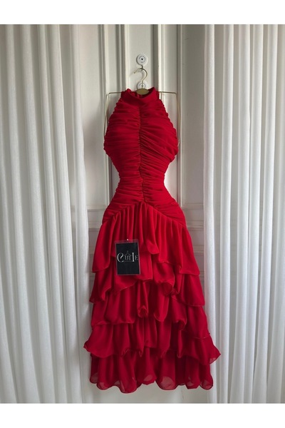 Cutie A red, ruffled evening dress with an elegant, feminine cut.