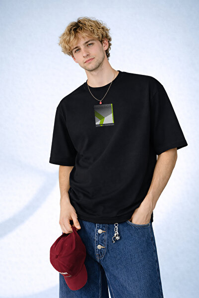 caddekombin تي شيرت أسود برقبة دائرية مطبوع عليه شعار تحفيزي للرجال من Moving...