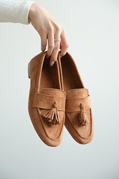 GOFFSHOES Women's Boos Flat Sole Tasseled Ballerinas - Tan Suede